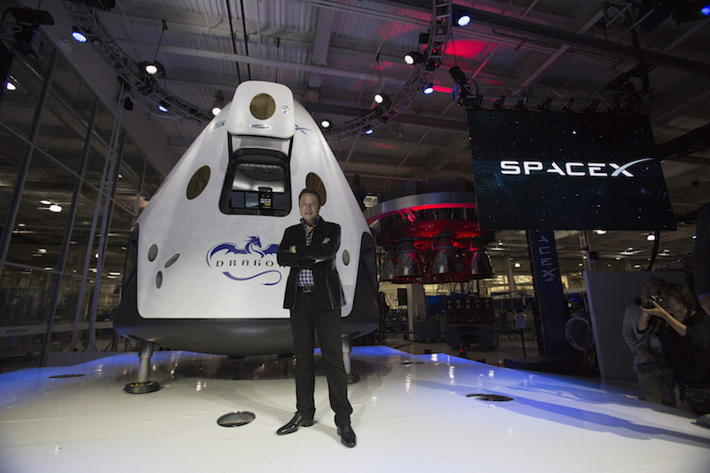 SpaceX to Fly Passengers On Private Trip Around the Moon in 2018
