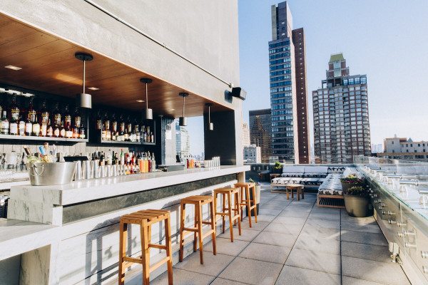 New York&#8217;s Coolest Rooftop Bars With A View