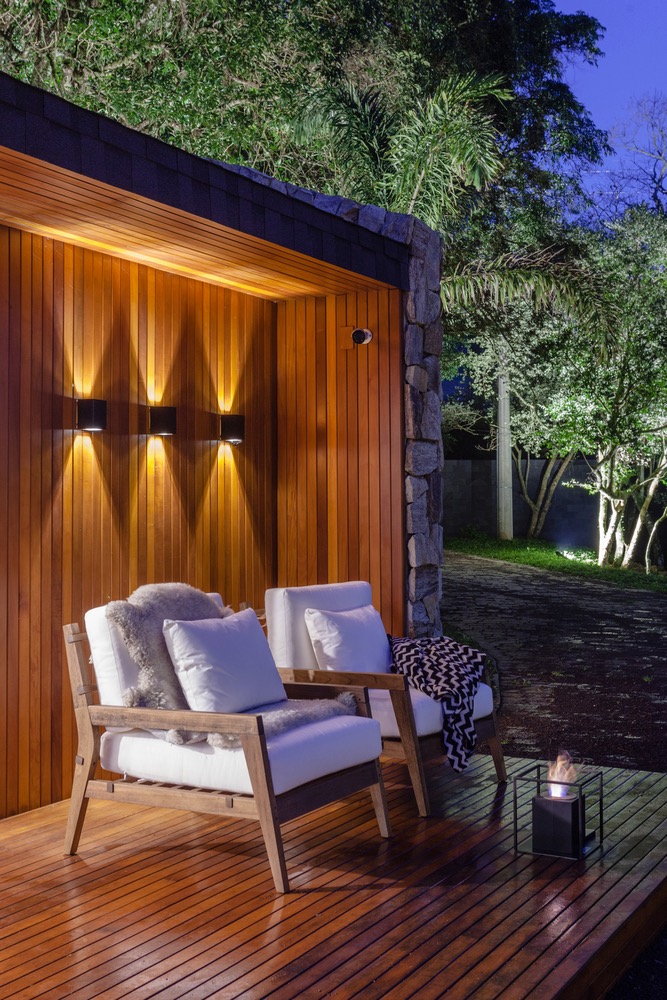 26 Year Old DJ Builds Sublime Lakeside Retreat In Brazil