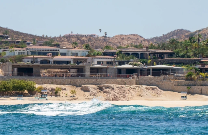 James Packer Checks Out His Cabo &#8216;Beach Shack&#8217; Project From His $290m Superyacht