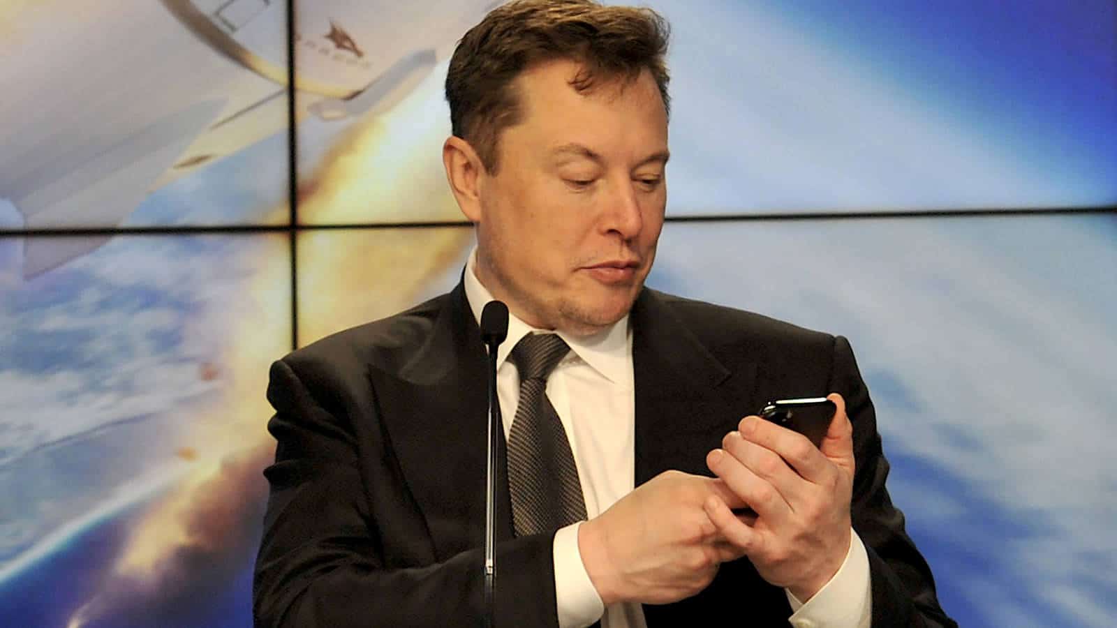 Woman With Elon Musk&#39;s Phone Number Gets Strange Text Messages