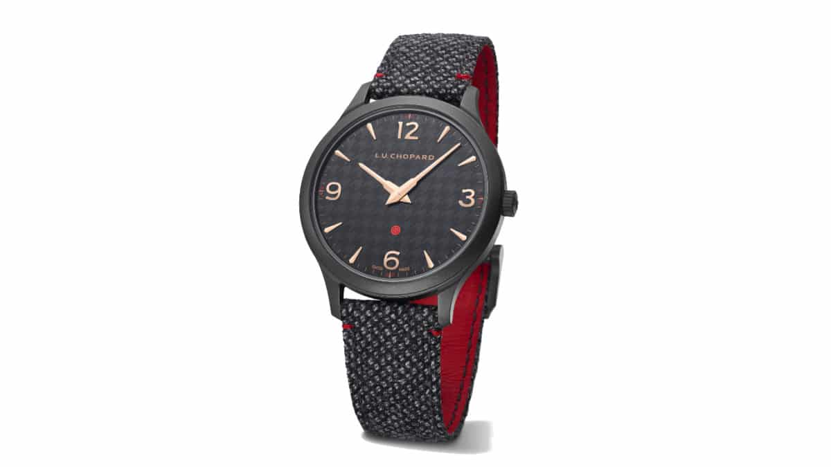 A clock in the middle of a watch