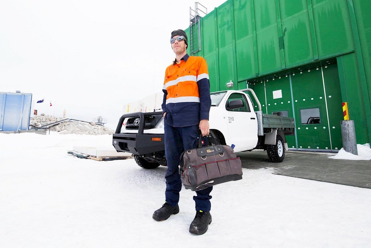 Smoko On Ice: Aussie Antarctic Program Now Hiring Chippies, Sparkies, Plumbers, & More