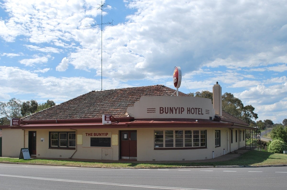 The 17 Best Country Pubs in Victoria Worthy Of A Road Trip [2022 Guide]