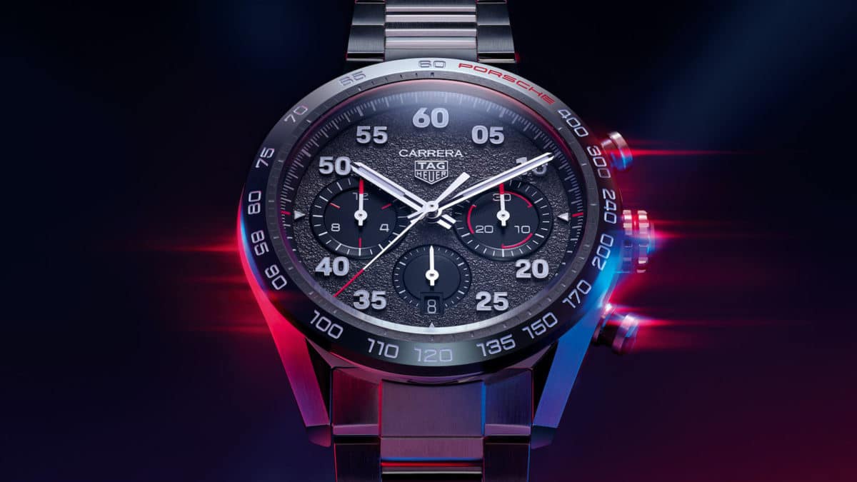A clock sitting in the middle of a watch