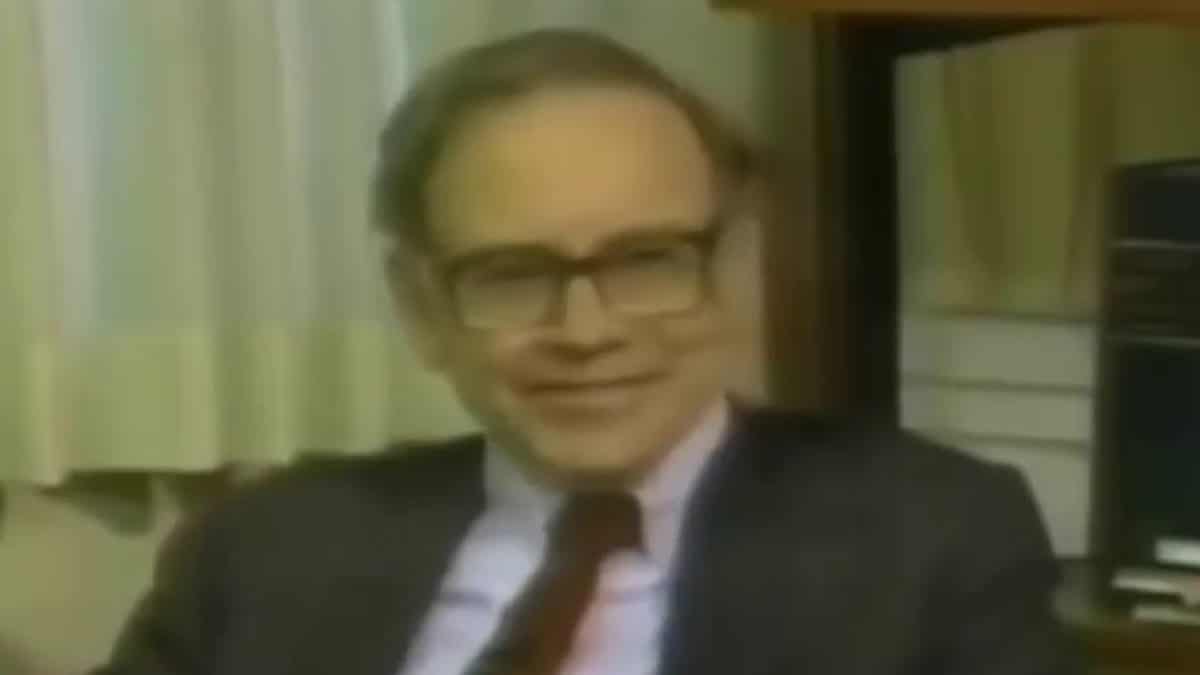 Warren Buffett Teaches You To Pick Stocks & Get Rich In Just 5 Minutes