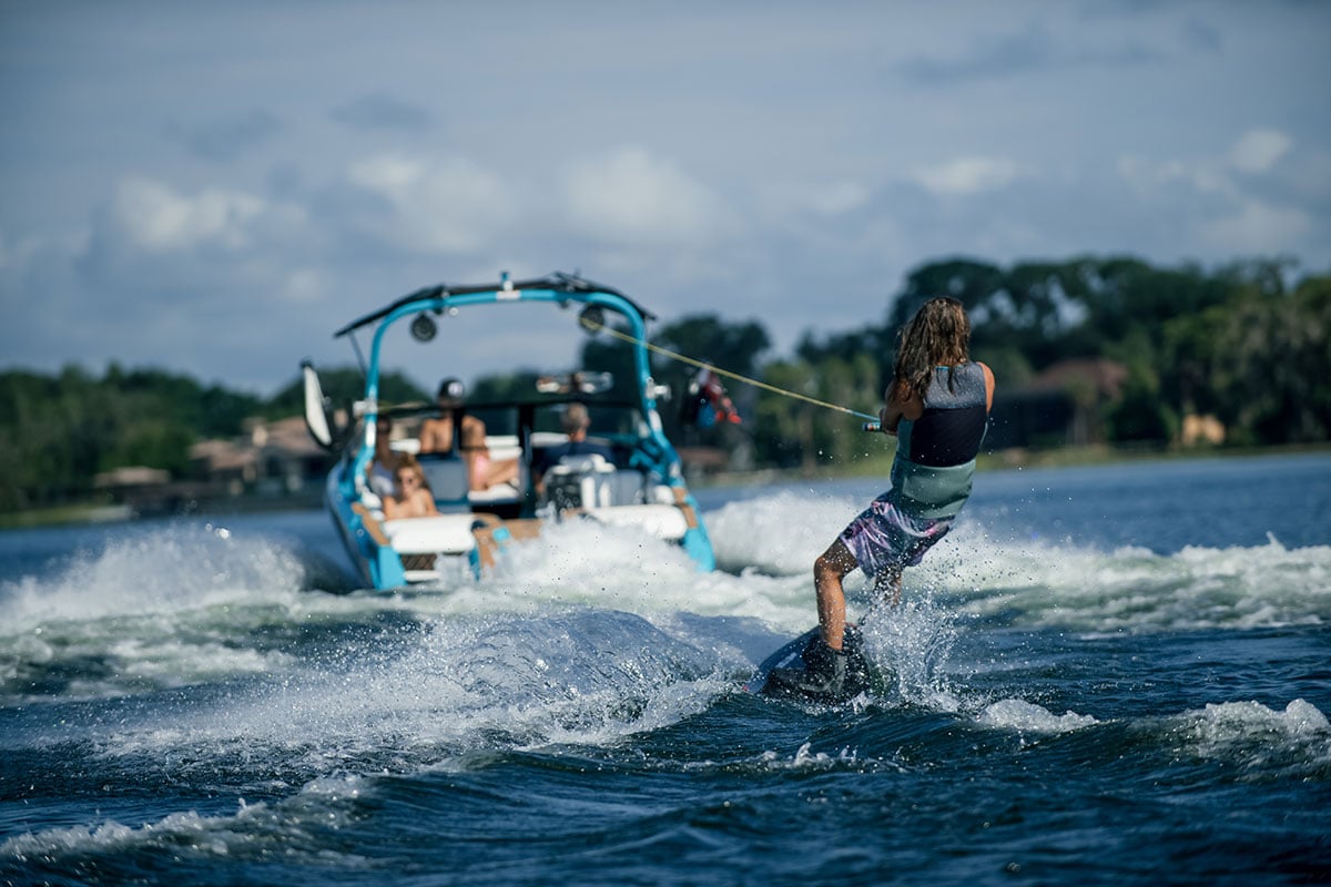 Super Air Nautique GS22E: The World&#8217;s First Fully-Electric Towboat