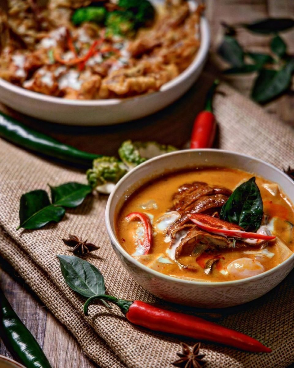 DoDee Paidang serving a curry dish for lovers of Thai food in Melbourne.