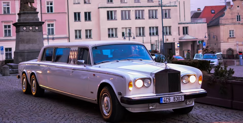 Sweet Jesus&#8230; A Six-Wheel Rolls-Royce Phantom Has Been Spotted In An Airport
