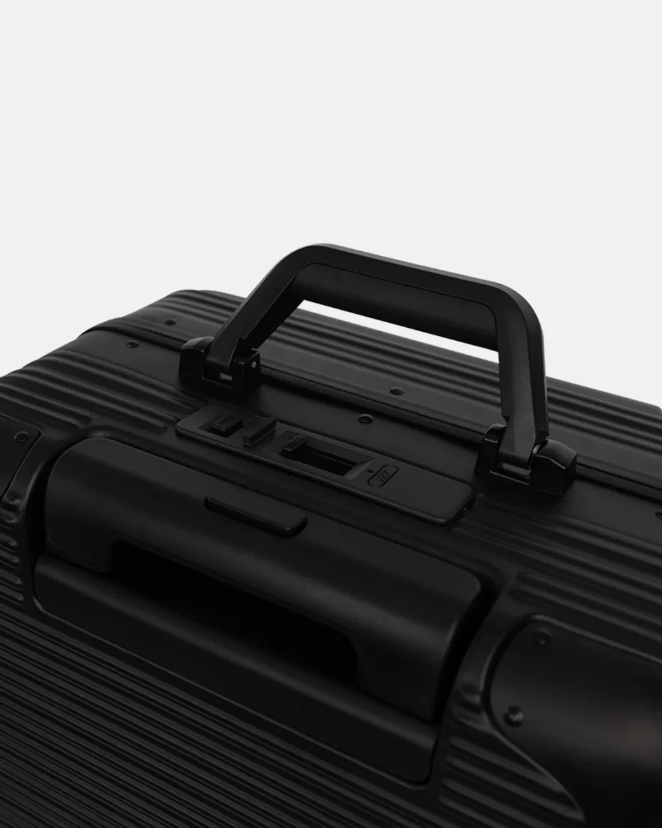 The AIDAN Signature S Suitcase Case Stands Out From The Pack