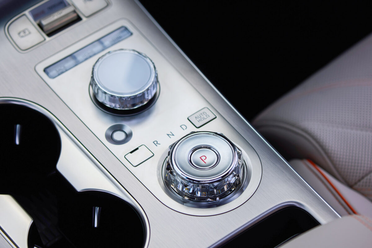 GV70 Signature Sport 3.5T Gear Selector